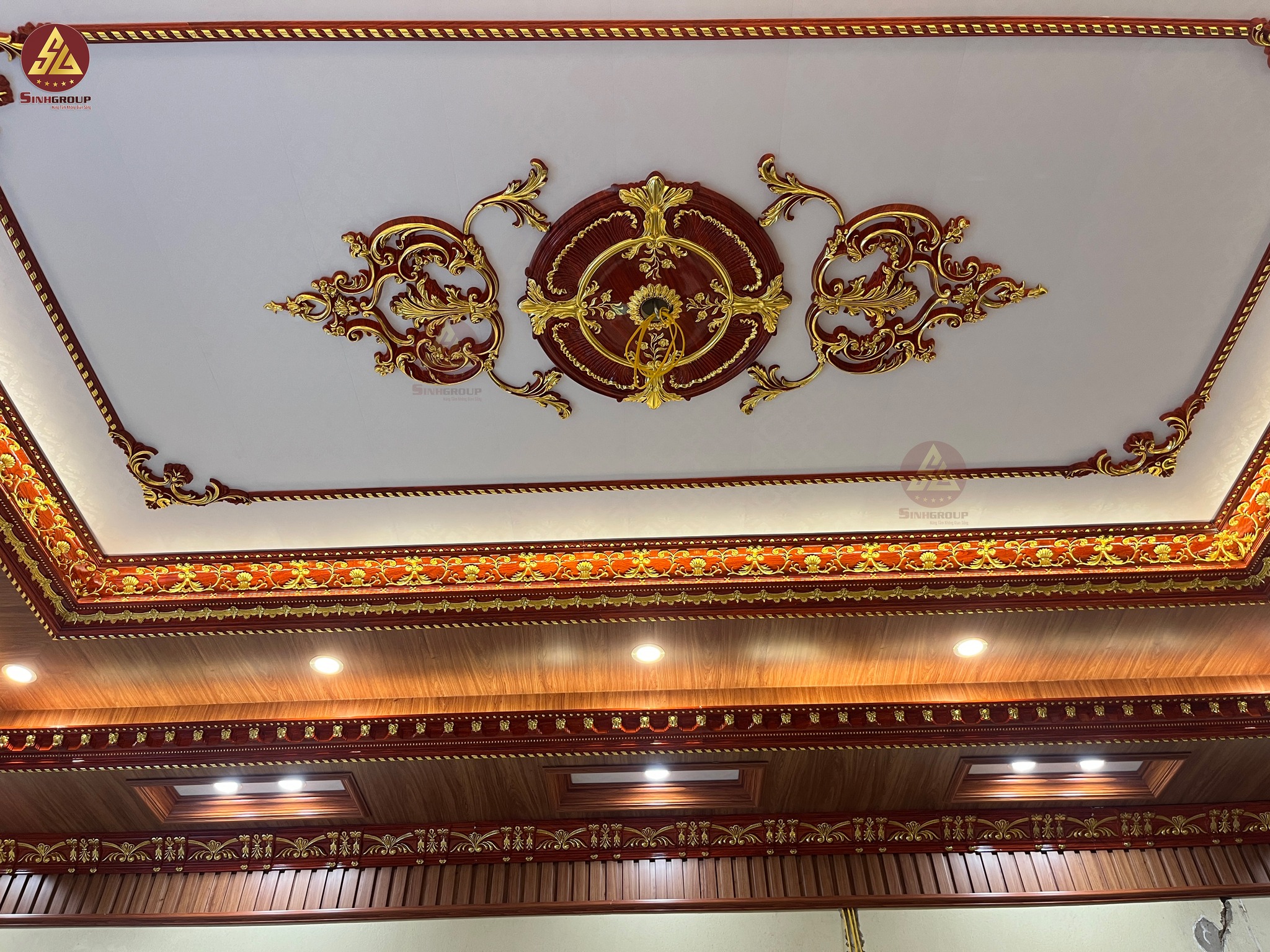 Phù điêu nổi PU là một loại trang trí nổi được làm từ chất liệu Polyurethane (PU), một loại nhựa tổng hợp cao cấp.