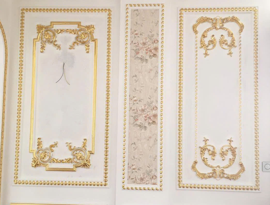 Phù điêu nội thất PU là những họa tiết trang trí nổi được chế tác từ chất liệu Polyurethane, thường được sử dụng để làm đẹp tường, trần, hoặc các khu vực nổi bật trong phòng khách